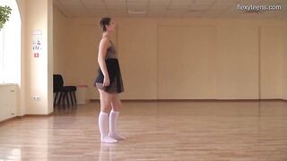 Тренировка гибкой танцовщицы в юбке без трусиков