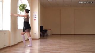 Тренировка гибкой танцовщицы в юбке без трусиков