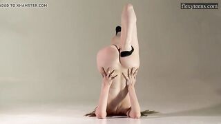Розовая киска плоскогрудой россиянки с глубоким гимнастическим прогибом