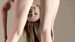 Розовая киска плоскогрудой россиянки с глубоким гимнастическим прогибом