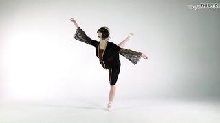Неудавшаяся балерина Маня Балеткина гнется голышом в эротическом шоу
