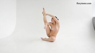 Акробатическое йога в эротическом соло голой Даши Лопуховой