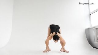 Акробатическое йога в эротическом соло голой Даши Лопуховой