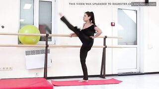Тренировка по растяжке голышом чернявой россиянки с силиконовыми сиськами