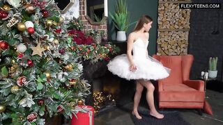 Новогодний бенефис балерины в пачке с раздеванием и засветом письки