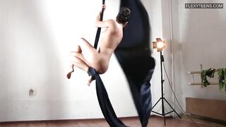Эротический танец Агнес Фехер на полотнах в костюме и голышом
