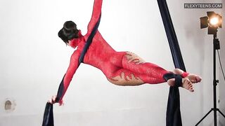 Эротический танец Агнес Фехер на полотнах в костюме и голышом