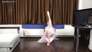 Прима русского балета позирует в пачке и голой на стуле