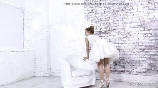 Шпагат на кресле балерины, снявшей белое платье