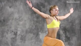 Эротическая тренировка 18-летней йогини с косичками голышом
