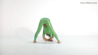 Загорелая гимнастка тянется в латексе и голышом на коврике для йоги