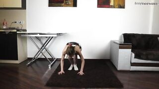 Худая русская спортсменка голышом раздвигает ноги на полу