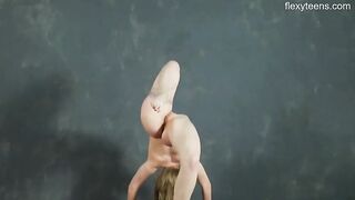 Эротика от голой гимнастки с обвисшими сиськами Софии Белой