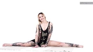 Татуированная гимнастка раздвигает половые губы, занимаясь йогой