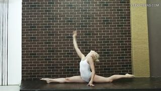 Русская гимнастка в трусиках разминается и делает сальто