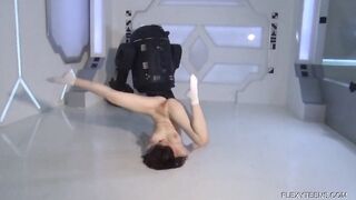 Голая Даша Кувшин тянется в гимнастической соло эротике
