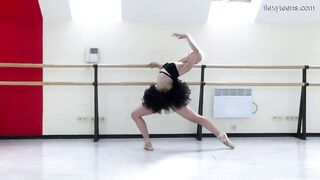 Русская балерина танцует топлес, демонстрируя титьки и растяжку