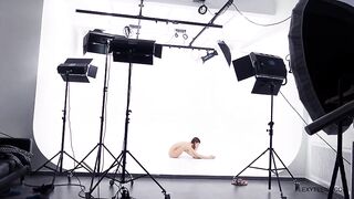 Ню фотосессия молодой гимнастки в трико и голышом