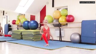 Эротическая тренировка мастера-спорта по художественной гимнастике без трусиков