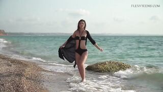 Украинская гимнастка снимает купальник и раздвигает ноги на пляже
