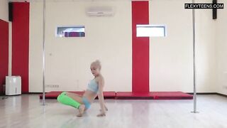 Эротическое соло белокурой россиянки с гимнастической лентой