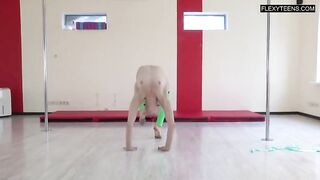 Эротическое соло белокурой россиянки с гимнастической лентой