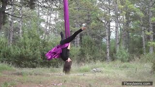 Украинская гимнастка висит головой вниз голой на полотне в лесу