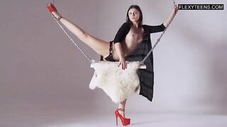 Гимнастка из Украины Dea Ishtar позирует голой на качели