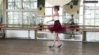 Эротика русской балерины в юбке с позированием голышом на пианино