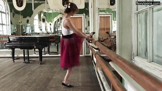 Эротика русской балерины в юбке с позированием голышом на пианино