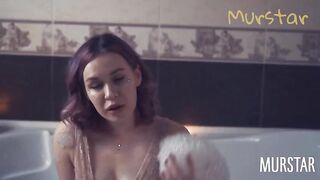 Кудрявая россиянка намыливает сиськи и светит попкой в ванне