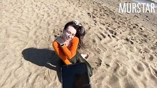 Губастая брюнетка сосет хуй на пляже в Анапе