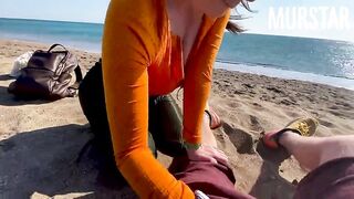 Губастая брюнетка сосет хуй на пляже в Анапе