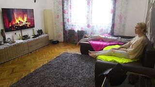 Мускулистый мачо дрючит двух телок на диване в домашней групповушке