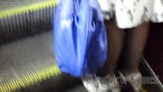 Извращенец в метро подглядывает под подол платья женщине в колготках