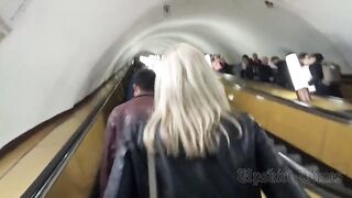 Блондинка в очках стала жертвой подглядывания под платье в метро