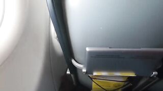 Пассажирка скрытно дрочит и посасывает хуй в самолете