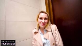 Белокурая россиянка сосет член и глотает сперму в уборной фастфуда