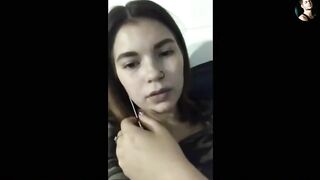 Татуированная россиянка трахает очко расческой на веб камеру