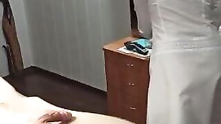 Медсестра в перчатках бреет волосню на хуе и яйцах