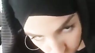Арабка в хиджабе сочно отсасывает член водителю в машине