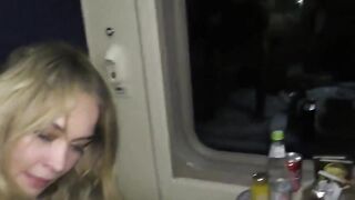Блондинка сосет в туалете поезда и чпокается до кремпая в купе