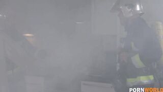 Муж и двое пожарных ебут сексвайф после пожара на кухне