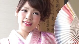 Трахает японку в кимоно и кончает в ее волосатую пизду