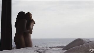 Лесби секс в пентхаусе с панорамными окнами