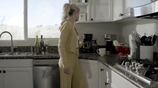 Сет Гембл трахает блондинку в туалете на выставке картинной галереи