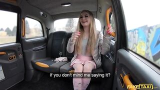 Возбужденная блондинка Бэби Кксттен трахается в такси с водителем