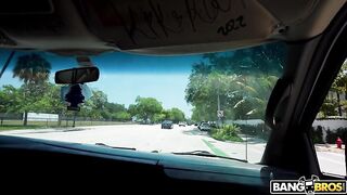 Грудастая иностранка за деньги трахается с негром в микроавтобусе