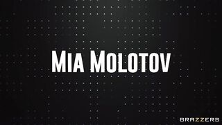 Настойчивая шлюшка Миа Молотов трахается с женатым Ксандером Корвусом