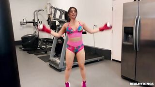 Спортсменка Тру Кейт тренирует киску резиновым членом